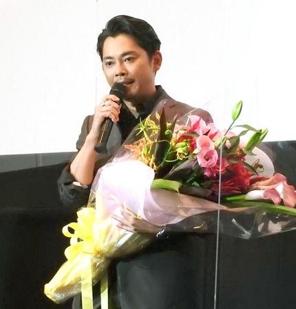 　花束を手に感極まる今井翼