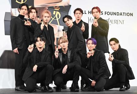 　スペシャルライブに登場したＪＯ１の（前列左から）木全翔也、白岩瑠姫、川尻蓮、川西拓実、（後列同）佐藤景瑚、金城碧海、鶴房汐恩、豆原一成、河野純喜、與那城奨（撮影・高石航平）