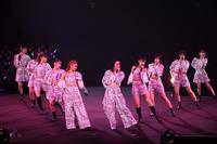 　８５００人のファンを魅了するアンジュルム＝東京・日本武道館
