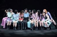 　パフォーマンス中に笑顔がこぼれるアンジュルム