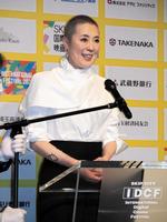 　あいさつをする寺島しのぶ＝都内