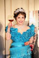 　紅茶で乾杯するデヴィ夫人＝東京・ホテル椿山荘