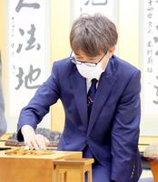 　対局に臨む羽生善治九段（日本将棋連盟提供）