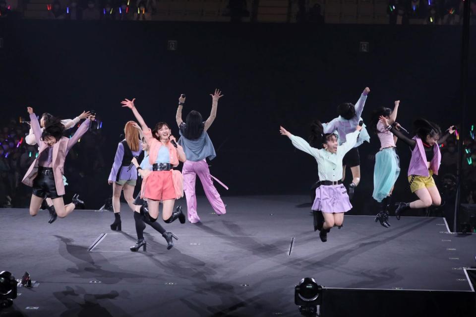 　全力パフォーマンスを見せるアンジュルム＝東京・日本武道館