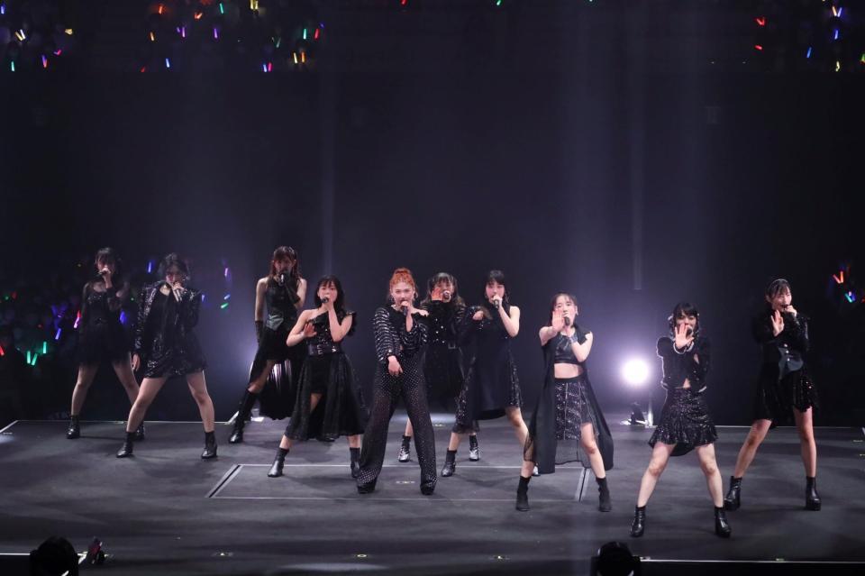 　黒い衣装で大人の雰囲気を漂わせるアンジュルム＝東京・日本武道館