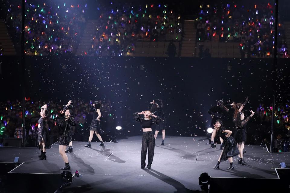 　熱いパフォーマンスを届けるアンジュルム＝東京・日本武道館