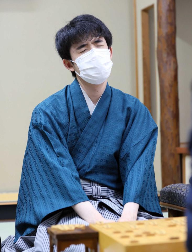 　勝利したものの、沈痛な表情を浮かべる藤井聡太棋聖（代表撮影）