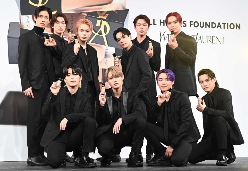 　スペシャルライブに登場したＪＯ１の（前列左から）木全翔也、白岩瑠姫、川尻蓮、川西拓実、（後列同）佐藤景瑚、金城碧海、鶴房汐恩、豆原一成、河野純喜、與那城奨（撮影・高石航平）