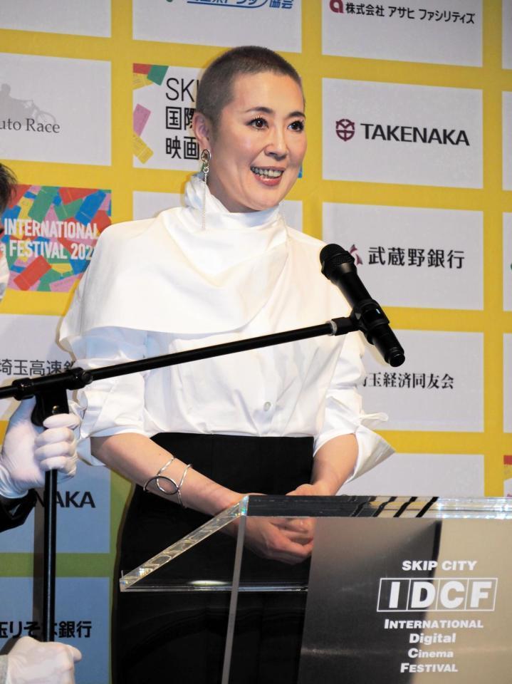 　あいさつをする寺島しのぶ＝都内