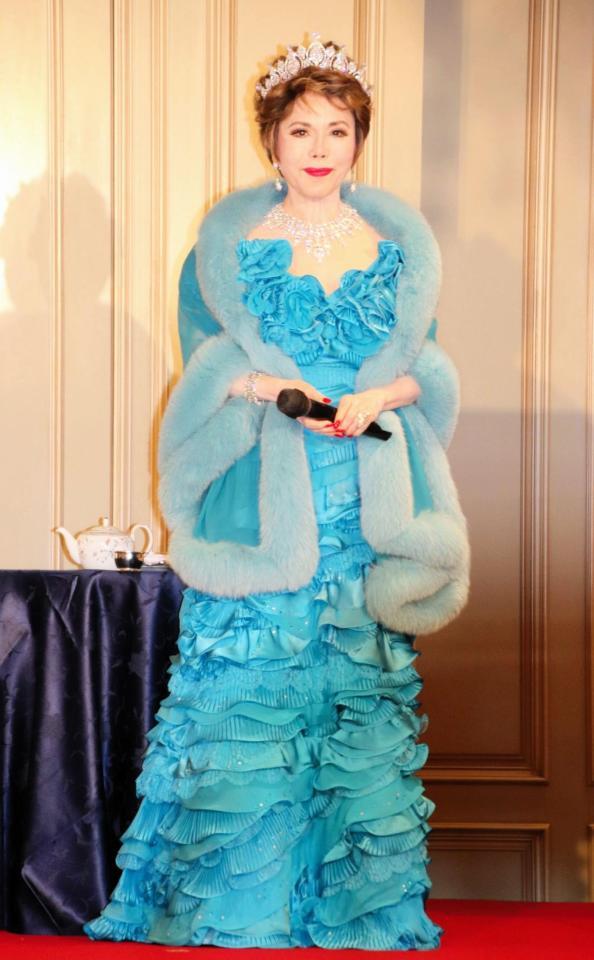 　イブニングドレスにティアラを光らせるデヴィ夫人＝東京・ホテル椿山荘