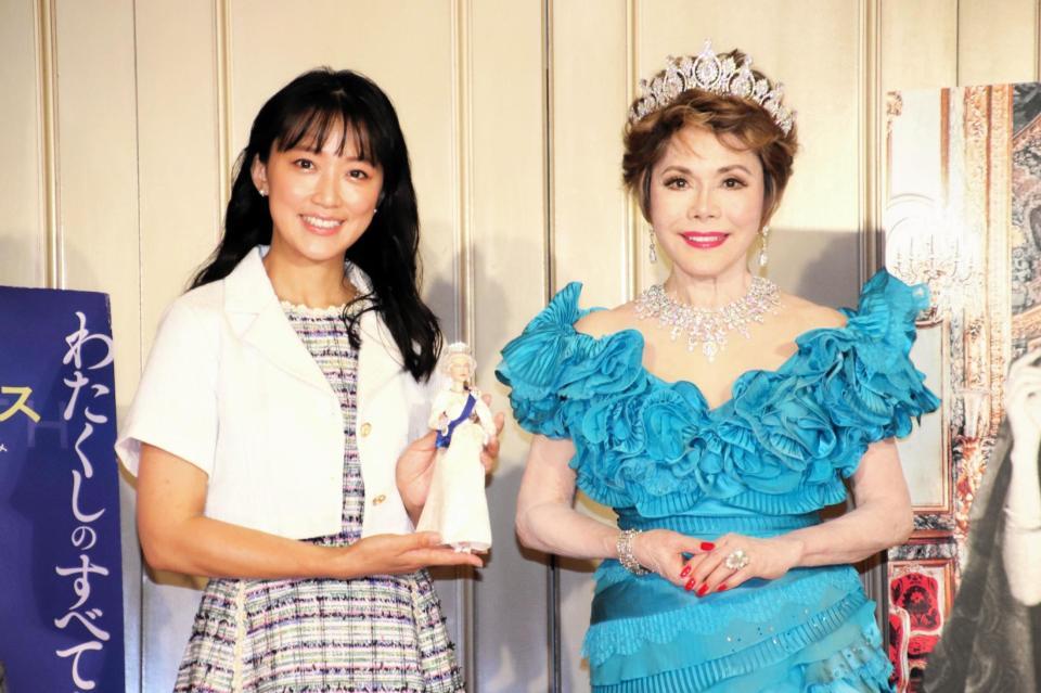　豪華ファッションのデヴィ夫人（右）とエリザベス女王のバービー人形を披露する竹内由恵＝東京・ホテル椿山荘