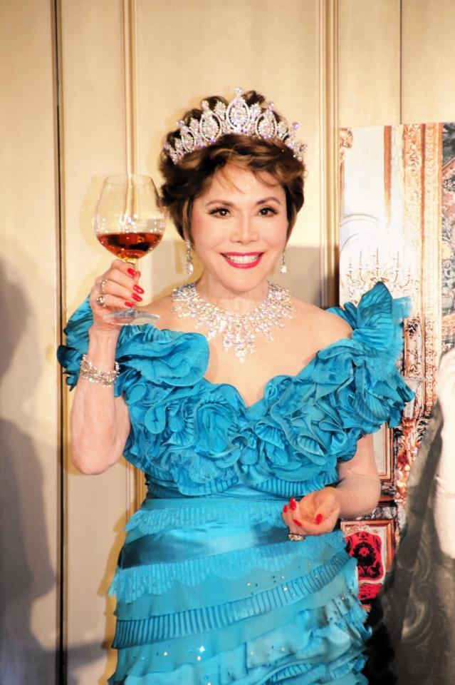　紅茶で乾杯するデヴィ夫人＝東京・ホテル椿山荘