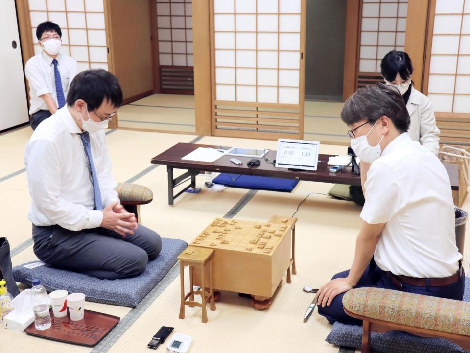 　公式戦通算１５００勝を達成した羽生善治九段（右）＝日本将棋連盟提供