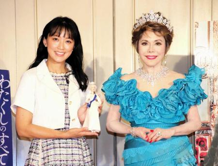 　ドキュメンタリー映画「エリザベス　女王陛下の微笑み」のトークショーに登場したデヴィ夫人（右）と竹内由恵