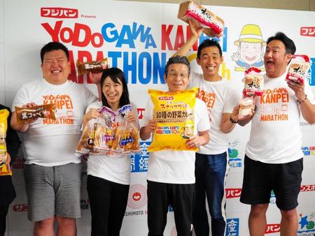 　「淀川寛平マラソン」記者会見に出席した（左から）ミサイルマン・西代洋、福本愛菜、間寛平、石田靖、たむらけんじ