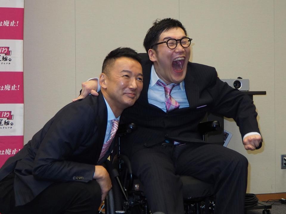 　れいわ新選組から、今夏の参院選比例代表の「特定枠」での出馬を表明した天畠大輔氏（右）と山本太郎代表