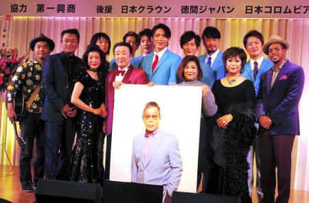 　共演した松平直樹さん（前列左）と純烈（後列）