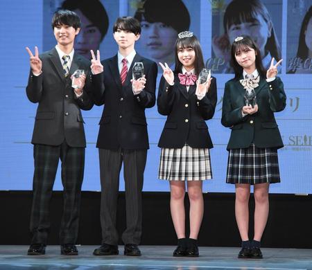 　受賞に笑顔の（左から）準グランプリ・大迫一吹、グランプリ・明石光輝、織田ひまり、準グランプリ・高橋薫未＝東京・ベルエポック美容専門学校（撮影・金田祐二）