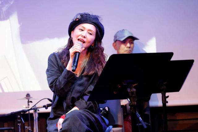 小泉今日子 もっと温かく幸せに 動物保護支援ライブで熱唱 黒猫同盟として出演 芸能 デイリースポーツ Online