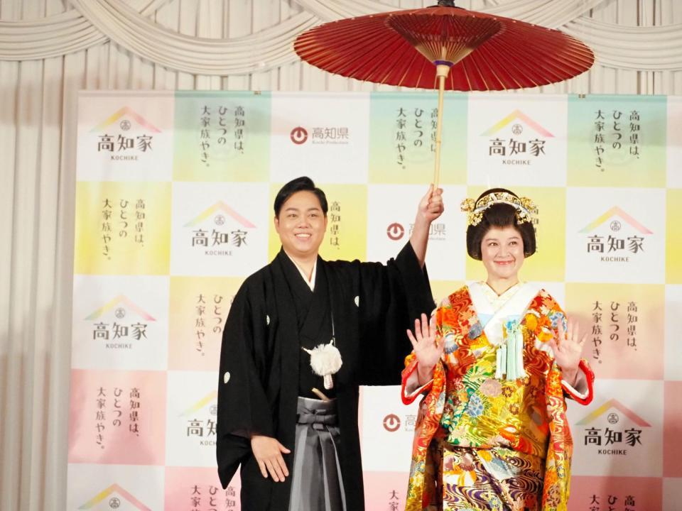 　「高知家プロモーション」記者発表会に出席した三山ひろし（左）と島崎和歌子