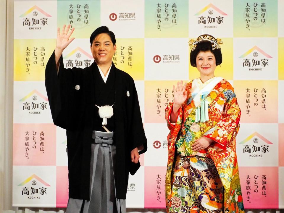 　「高知家プロモーション」記者発表会に出席した三山ひろし（左）と島崎和歌子