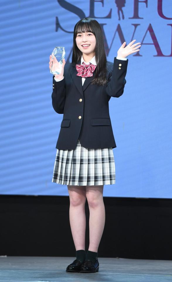 　グランプリに笑顔の織田ひまり＝東京・ベルエポック美容専門学校（撮影・金田祐二）