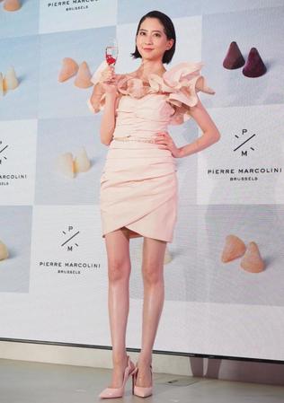 　「フローズン　キュベルドン」発表会に出席し、大胆美脚を披露した河北麻友子