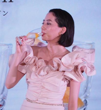 　キュベルドンを溶かして飲む河北麻友子