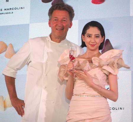 　「フローズン　キュベルドン」発表会に出席したピエール・マルコリーニ氏（左）と河北麻友子