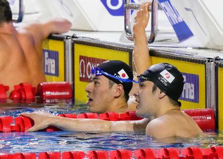 　男子４００メートル個人メドレーで６位の瀬戸大也（右）と７位の本多灯（共同）