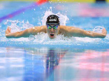 　男子４００メートル個人メドレー決勝の本多灯のバタフライ（共同）