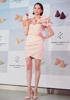 　「フローズン　キュベルドン」発表会に出席し、大胆美脚を披露した河北麻友子