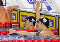 　男子４００メートル個人メドレーで６位の瀬戸大也（右）と７位の本多灯（共同）