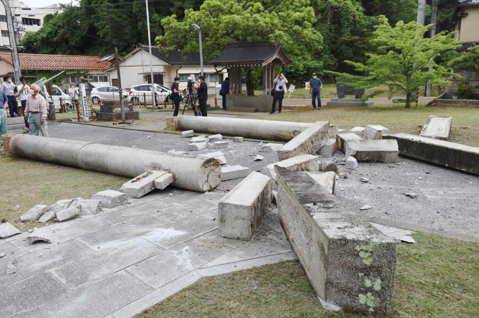 　地震で倒壊した神社の鳥居
