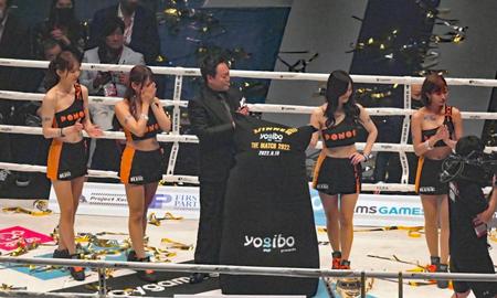 　試合後、号泣するラウンドガール=１９日