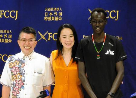 　「東京２０２０オリンピックＳＩＤＥ：Ｂ」の出演者とともに、日本外国特派員協会で会見した河瀬直美監督（中央）