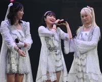 　客席に向かって感謝のハートマークをみせる森戸知沙希（中）＝日本武道館（撮影・三好信也）