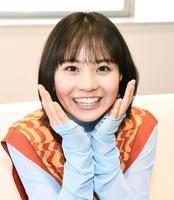 　まぶしい笑顔でファンを魅了する新谷ゆづみ（撮影・園田高夫）