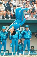１９８６年、広島との日本シリーズ第８戦で、同点本塁打を放ち本塁手前でバック宙をする西武の秋山幸二