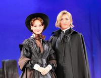 宝塚花組新人公演「巡礼の年」に主演した侑輝大弥（右）とヒロインの星空美咲