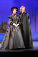 宝塚花組新人公演「巡礼の年」に主演した侑輝大弥（右）とヒロインの星空美咲