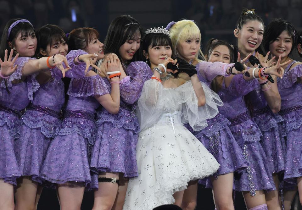 　メンバーに囲まれ涙ぐみながらハートマークを作る森戸知沙希（中）＝日本武道館（撮影・三好信也）