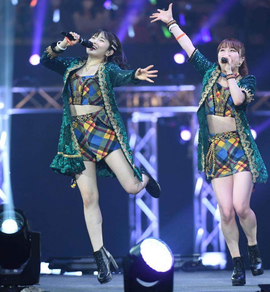 　笑顔で卒業コンサートを行う森戸知沙希（左）＝日本武道館（撮影・三好信也）