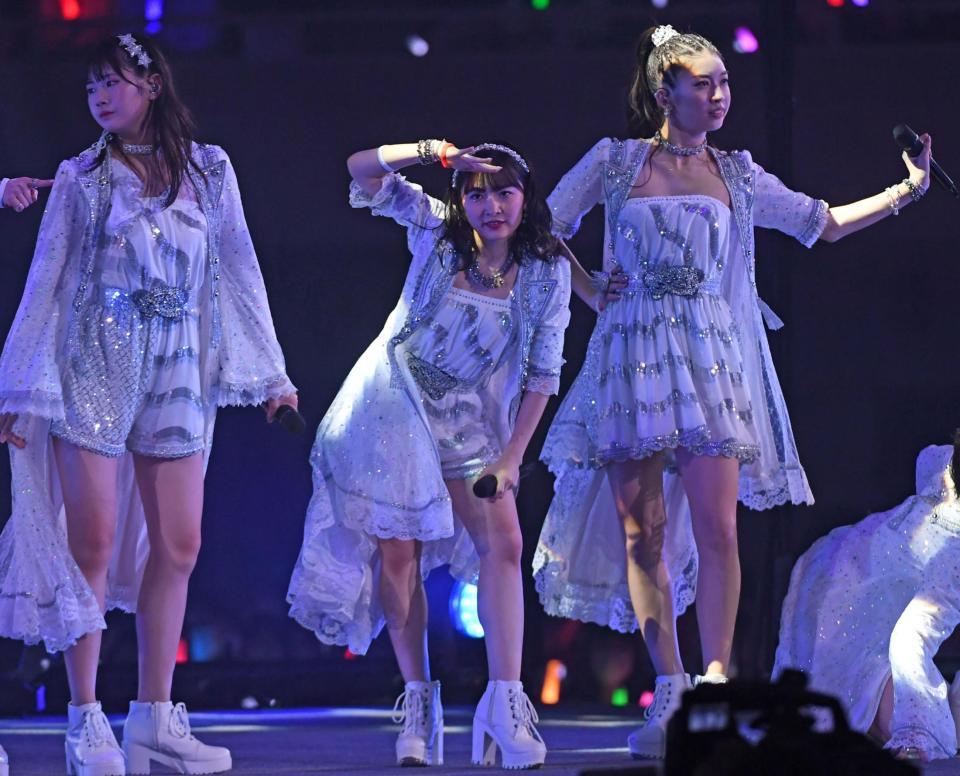 　卒業コンサートを行う森戸知沙希（中）＝日本武道館（撮影・三好信也）