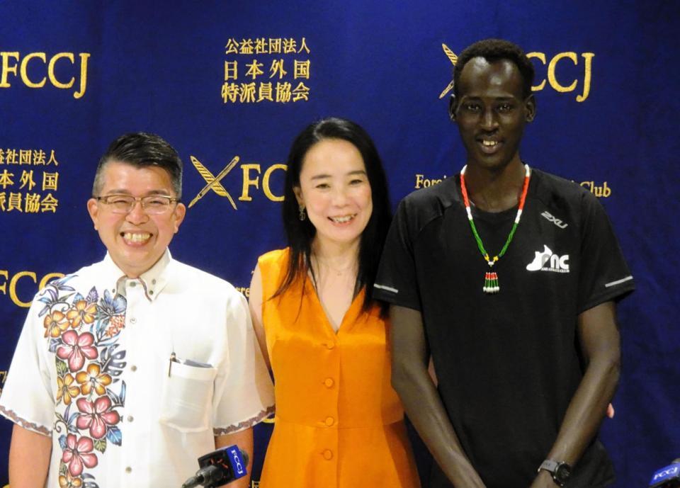 　「東京２０２０オリンピックＳＩＤＥ：Ｂ」の出演者とともに、日本外国特派員協会で会見した河瀬直美監督（中央）