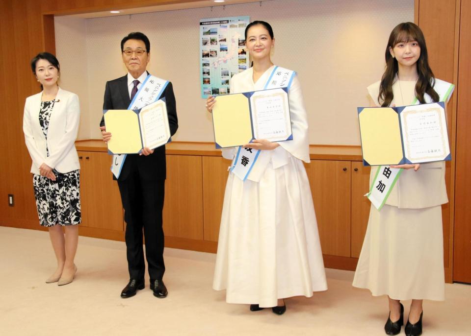 　加藤鮎子政務官から任命書を手渡された五木ひろし、黒谷友香、宮崎由加