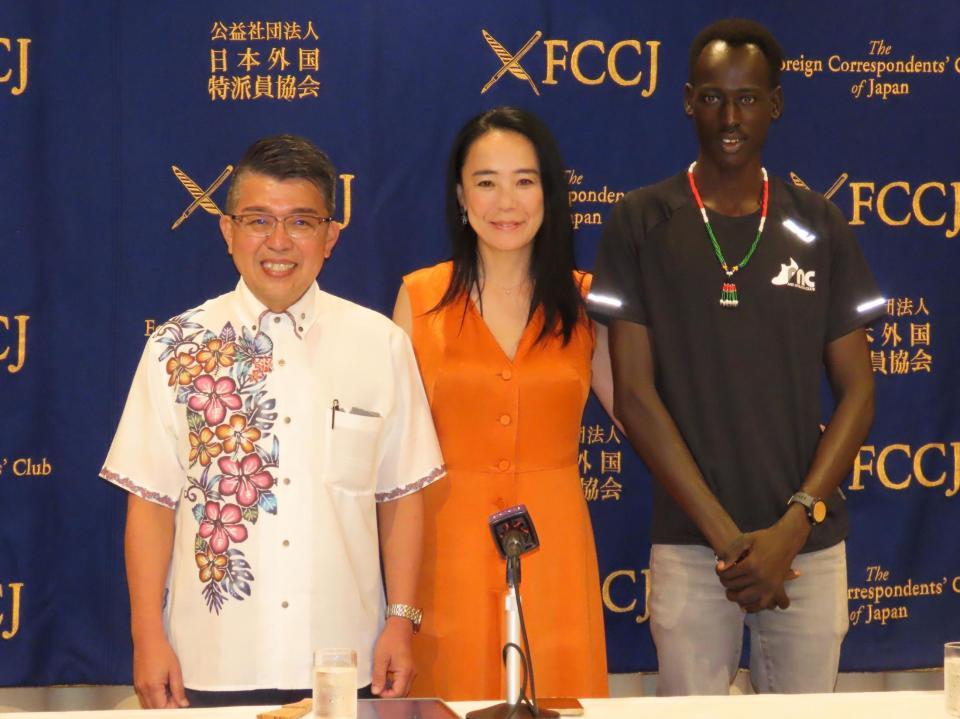 　東京五輪公式映画「東京２０２０オリンピック　ＳＩＤＥ：Ｂ」の記者会見に出席した（左から）宮里哲村長、河瀬直美監督、南スーダン代表のグエム・アブラハム＝都内