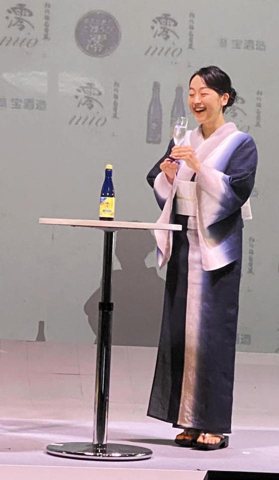 　新商品を試飲する浅田真央さん＝都内