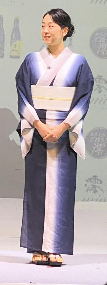 　浴衣姿で登場した浅田真央さん＝都内