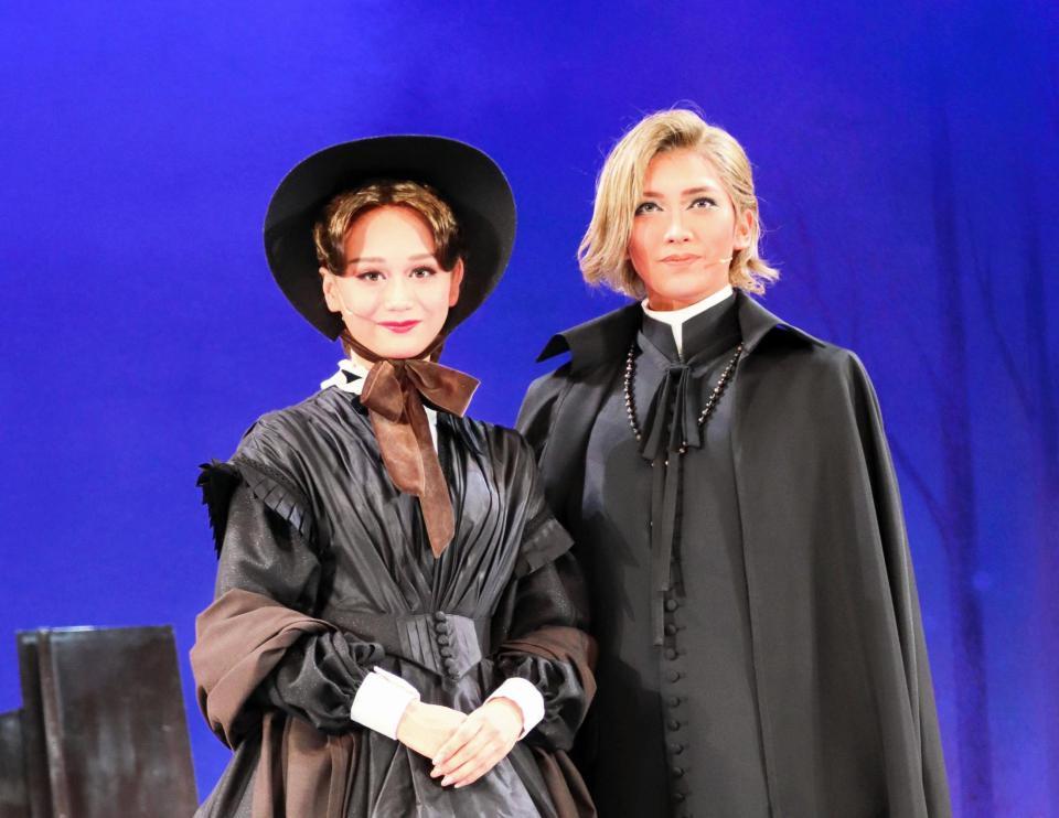 宝塚花組新人公演「巡礼の年」に主演した侑輝大弥（右）とヒロインの星空美咲